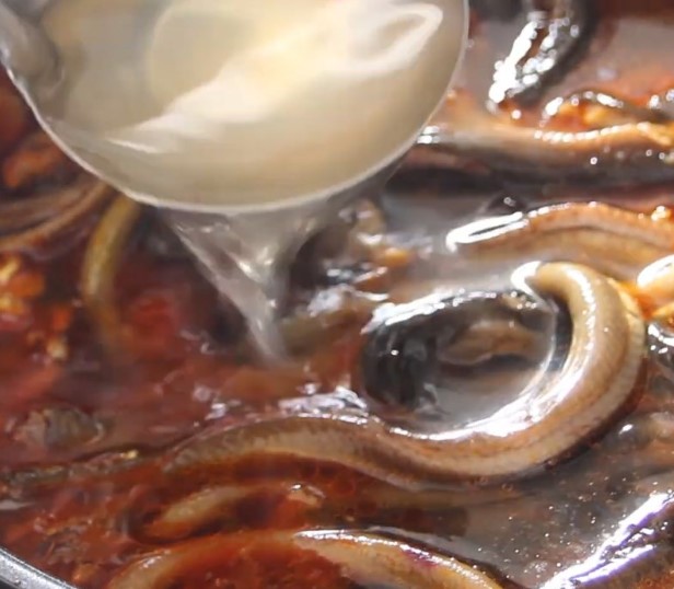 Món ngon cuối tuần: Cách nấu súp lươn Nghệ An đơn giản, thơm ngon - 5