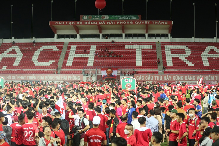 Hàng trăm CĐV Hải Phòng tràn xuống sân sau khi đội nhà đánh bại SLNA 4-1