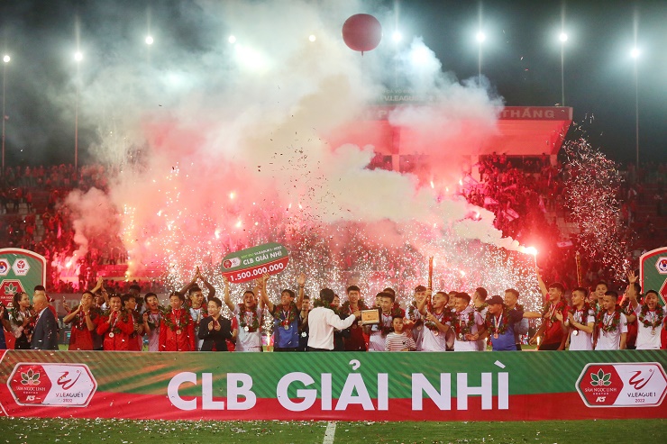 Hải Phòng á quân V-League, fan đốt pháo sáng ăn mừng như vô địch - 2