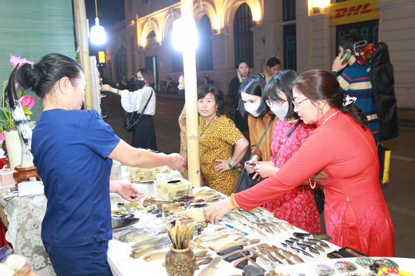 Thousands of unique and strange products "attract" customers in Hanoi's pedestrian street - 10