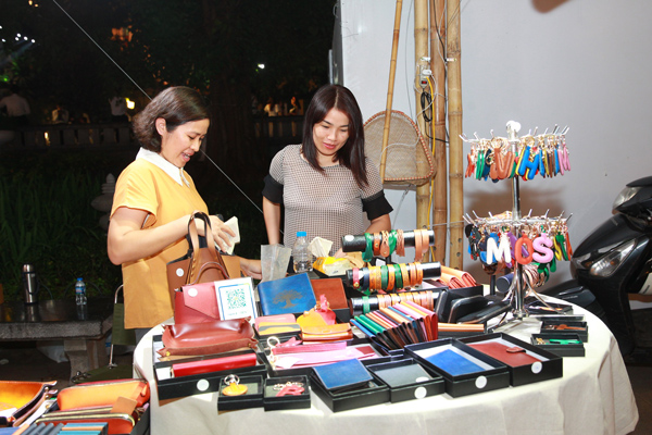 Thousands of unique and strange products "attract" customers in Hanoi pedestrian street - 2