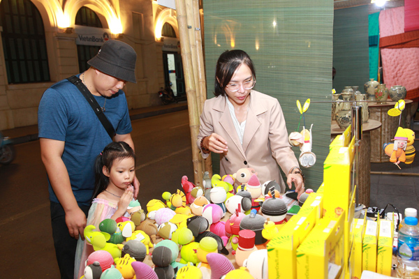 Thousands of unique and strange products "attract" customers in Hanoi's pedestrian street - 6