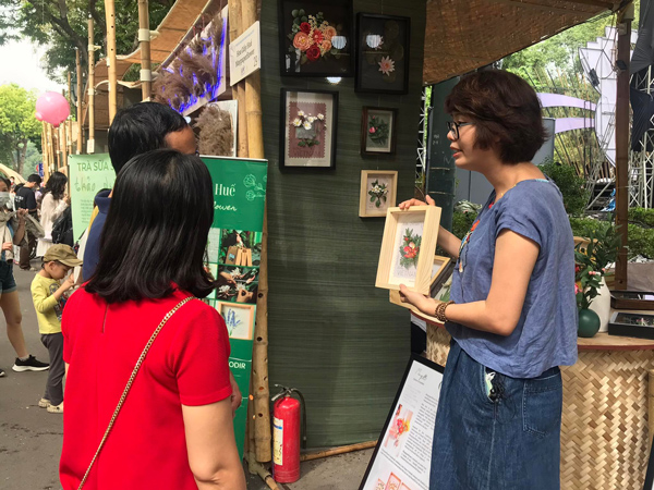 Thousands of unique and strange products "attract" customers in Hanoi's pedestrian street - 7