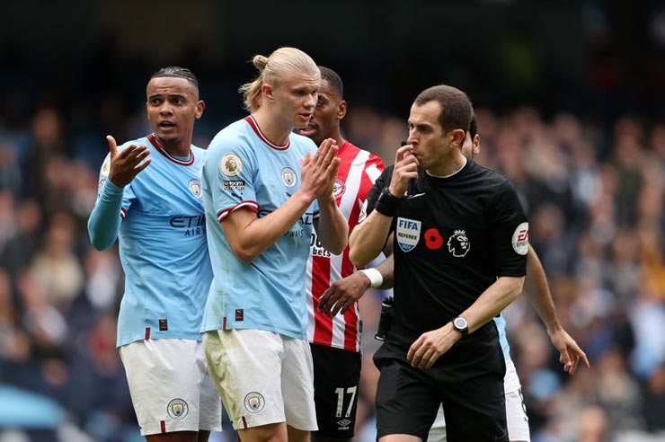 Các cầu thủ Man City liên tiếp bị trọng tài chính Peter Bankes từ chối cho hưởng phạt đền dù VAR đã vào cuộc