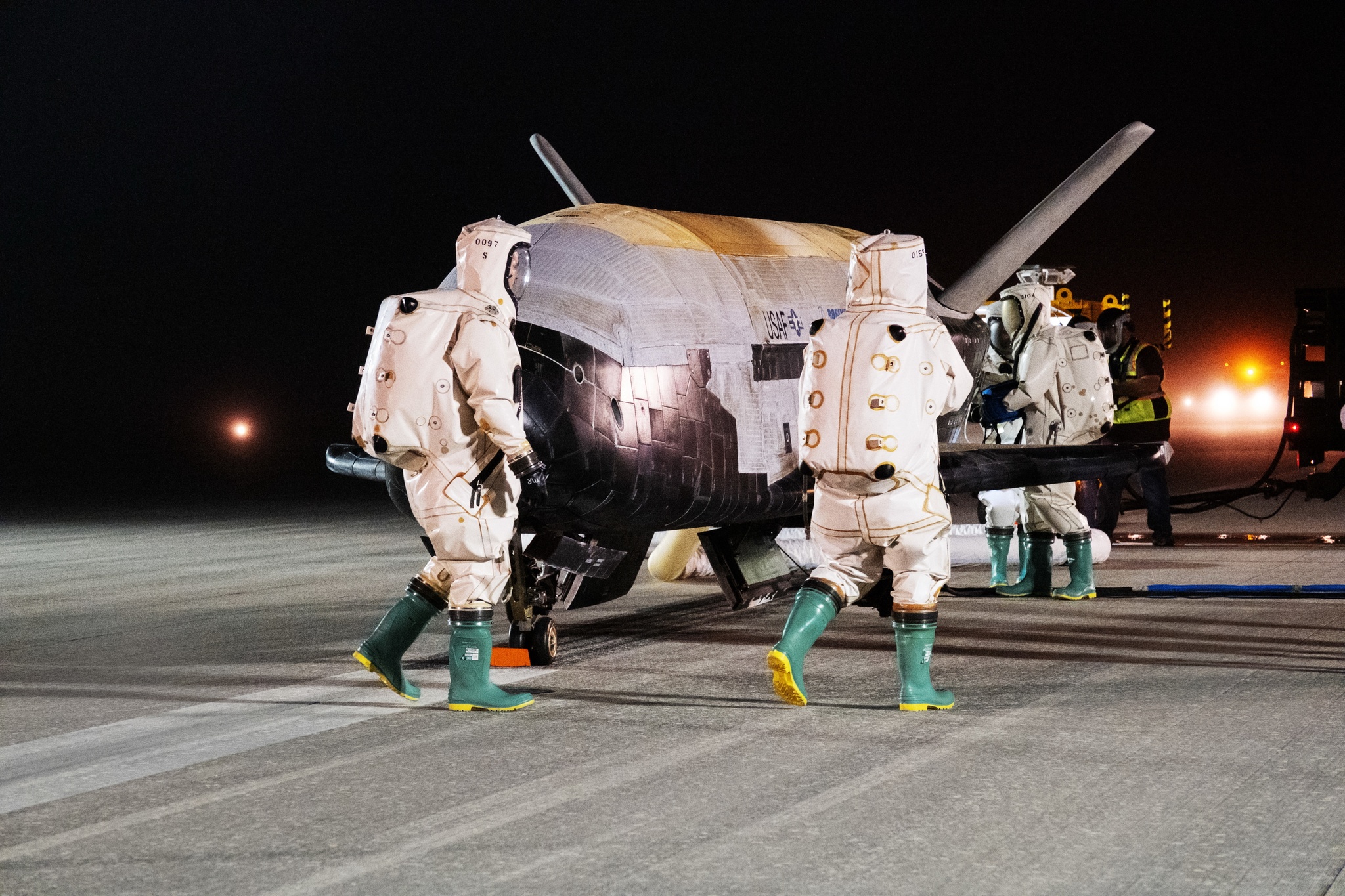 Tàu X-37B trở về Trái đất sau khi hoàn thành sứ mệnh thứ 6 ngoài không gian (ảnh: RT)