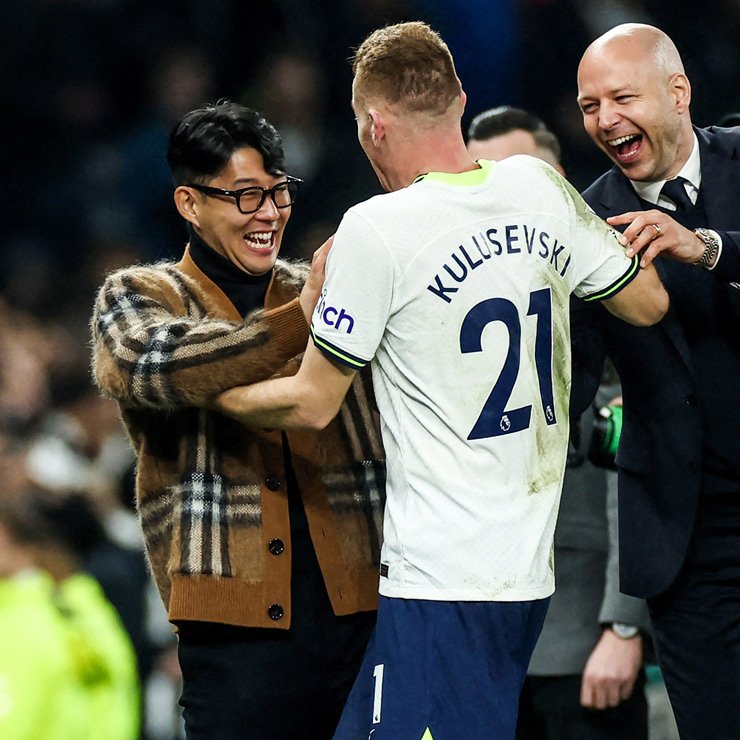 Son Heung Min ăn mặc bảnh bao xuống sân chia vui với các đồng đội Rodrigo Bentancur và Dejan Kulusevski