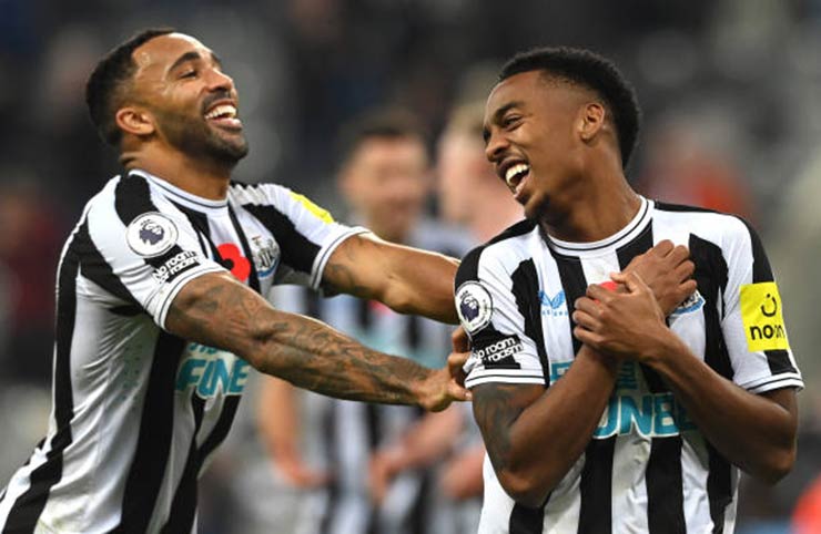 Newcastle giờ chỉ còn kém Man City 2 điểm