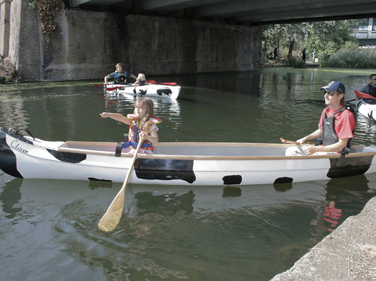 Chèo thuyền dọc sông Thames: Chèo thuyền kayak xuống sông Thames là một trải nghiệm đầy thú vị và độc đáo. Có một số tuyến đường thủy bạn có thể chọn, bao gồm Hackney Wick hoặc xung quanh Limehouse Basin, và một số đi kèm với điểm dừng ăn uống.
