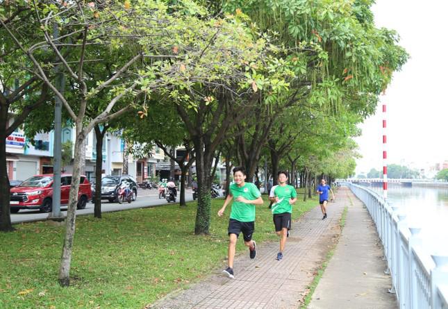 Điểm check in mới của giới trẻ Sài thành: Hàng cây lộc vừng thay lá đậm sắc thu - hình ảnh 17