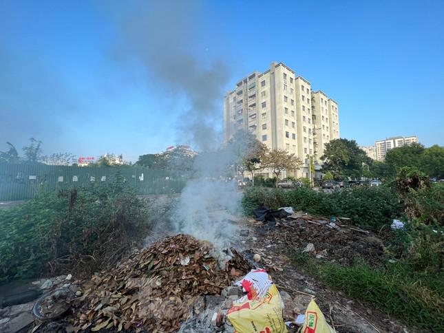 Một đống rác đốt khói cao nghi ngút bao trùm các toà nhà “xanh” có tên như Ecogreen, Green park