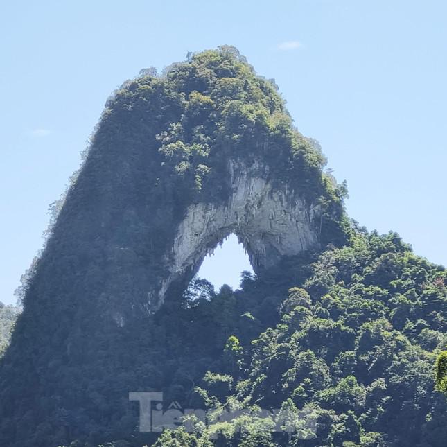 Khám phá ngọn núi thủng được xem là mắt của Thần Núi ở Cao Bằng - hình ảnh 2