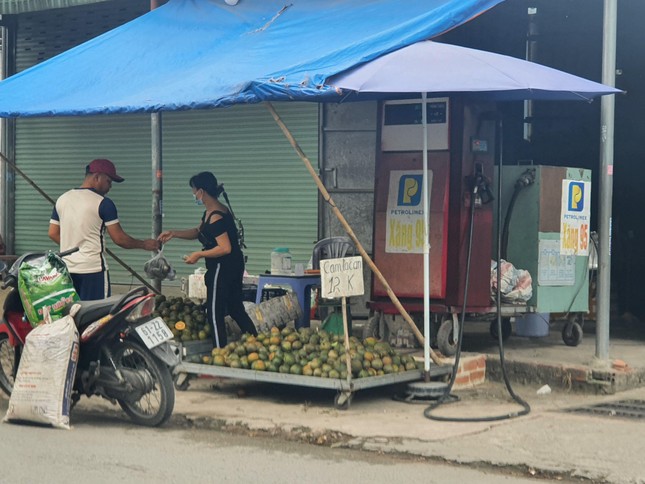 Một chủ sạp bán trái cây tại KP 4A (phường Trảng Dài, TP Biên Hòa) đầu tư thêm "cây xăng"