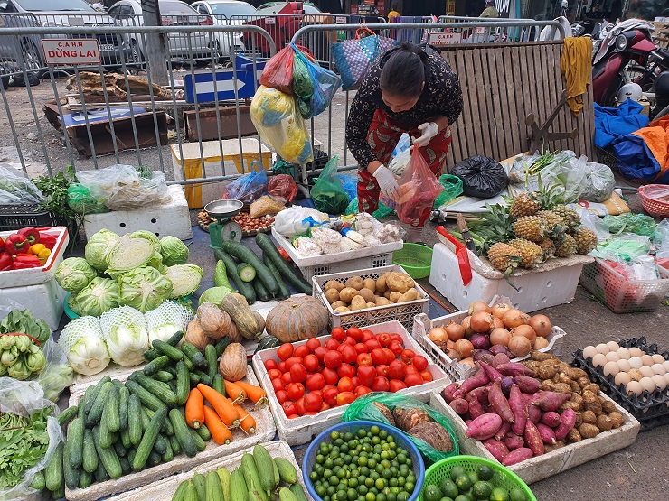 Cà chua có giá cao nên nhiều người "nâng lên đặt xuống" khi đi chợ.