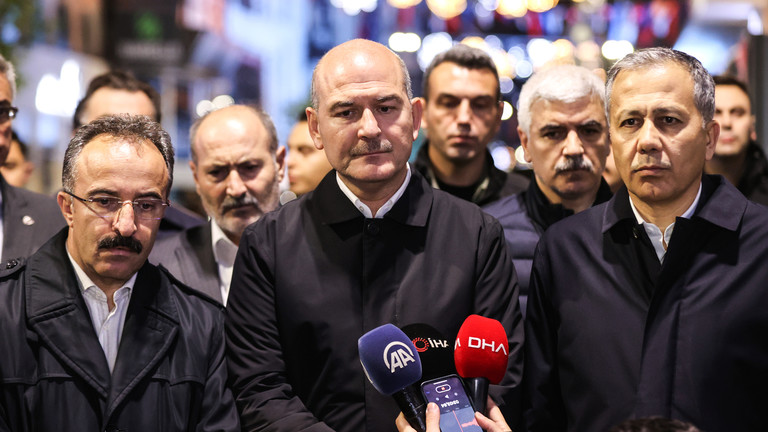 Bộ trưởng Nội vụ Thổ Nhĩ Kỳ Suleyman Soylu&nbsp;(chính giữa ảnh) cung cấp thông tin cho báo giới về vụ đánh bom hôm 13/11 (ảnh: RT)