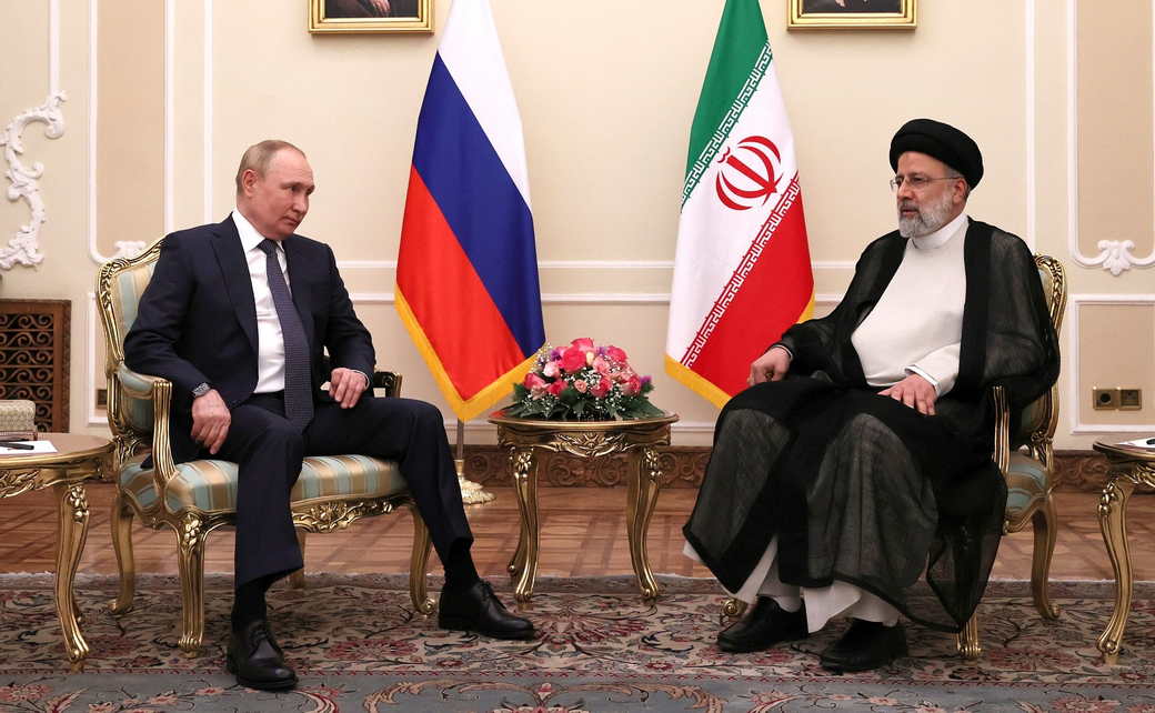 Tổng thống Nga Putin và Tổng thống Iran Raisi trong một cuộc gặp (ảnh: RT)
