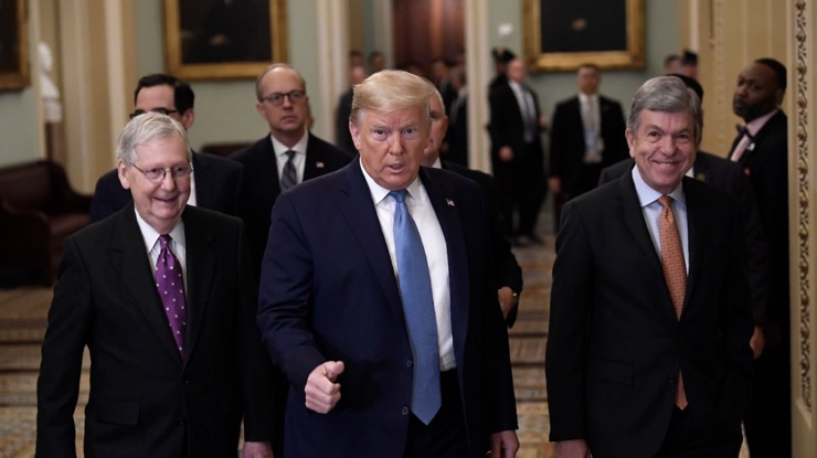 Ông Trump đi bên cạnh lãnh đạo đảng Cộng hòa ở Thượng viện, Mitch McConnell (trái)&nbsp;vào ngày 10/3/2020.