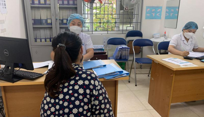 Bác sĩ khám, tư vấn cho bệnh nhân HIV.