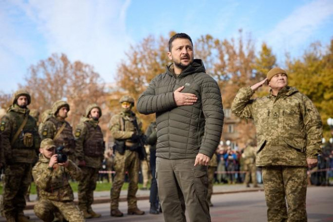 Tổng thống Ukraine Volodymyr Zelensky tại TP Kherson hôm 14-11. Ảnh: Reuters