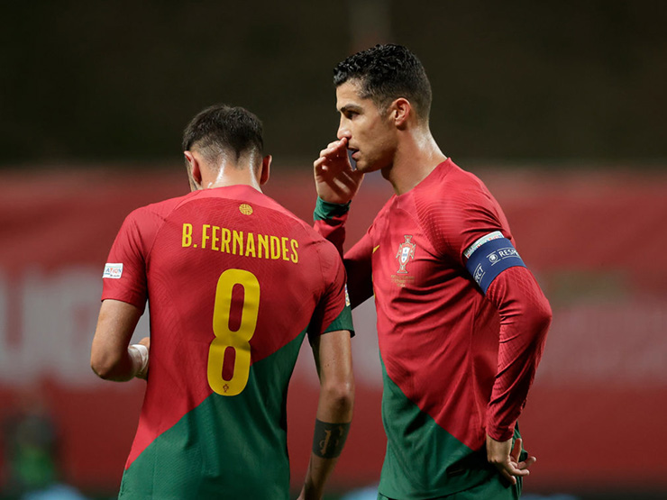 Clip hot: Fernandes lạnh nhạt với Ronaldo, siêu sao đứng hình vì sốc