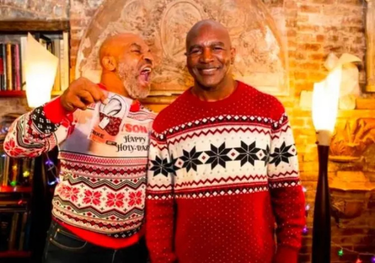 Mike Tyson (bên trái) lại định cắn tai Holyfield (phải) trong một quảng cáo liên quan tới kẹo hình tai