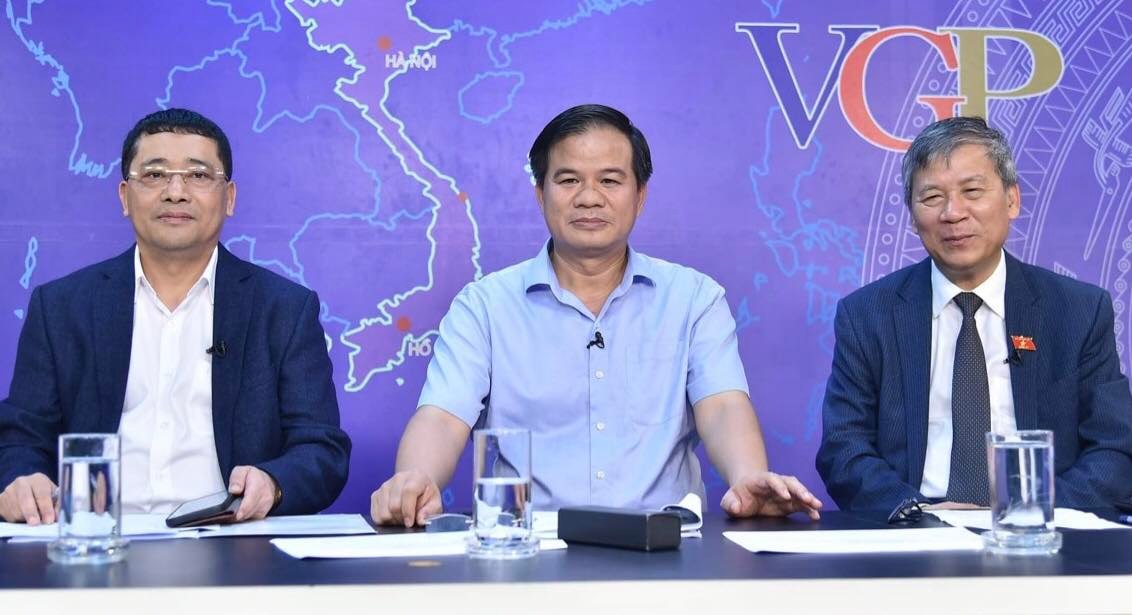 PGS.TS Đào Xuân Cơ (ngồi giữa). Ảnh VGP/Quang Thương