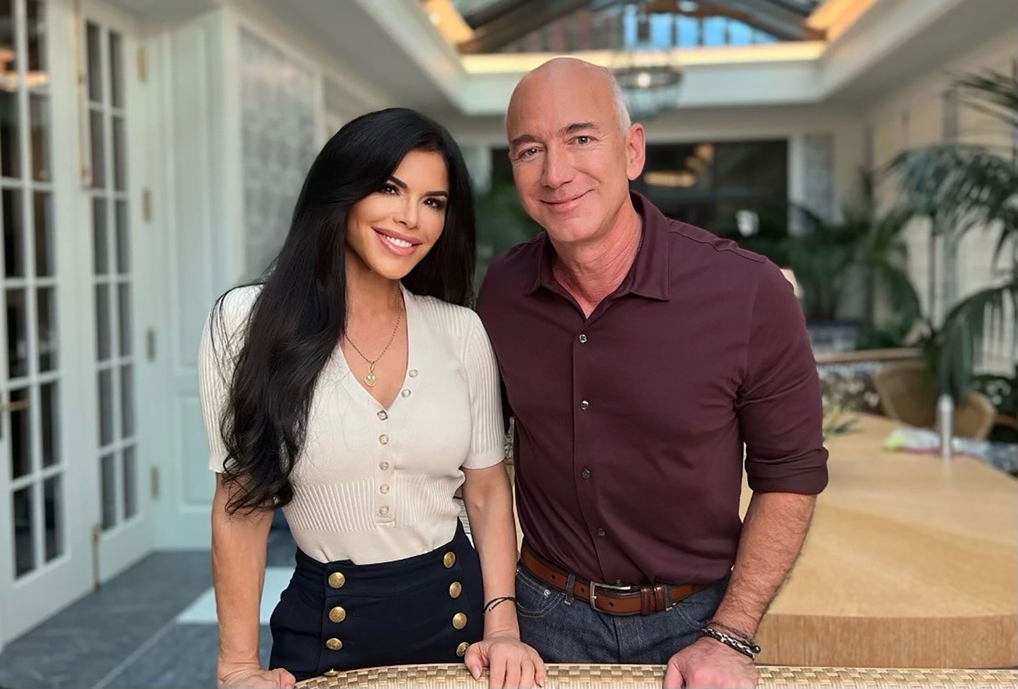 Tỷ phú Bezos và bạn gái trả lời phỏng vấn đài CNN ở nhà riêng.