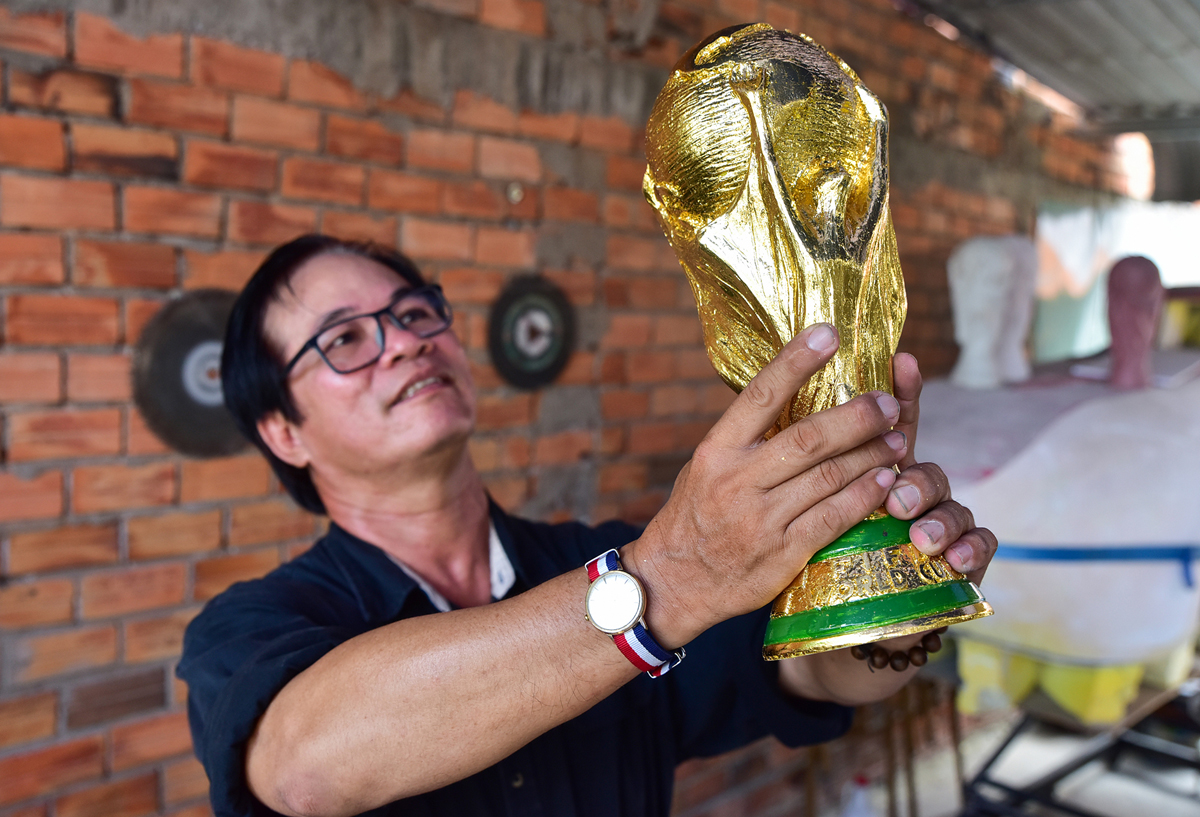 “Những chiếc mô hình cúp vàng FIFA xưởng tôi làm&nbsp;so với những nơi khác là cúp được dát bằng những lá vàng chứ không phải sơn bằng nhũ vàng hay đồng. Đó là sự khác biệt hoàn toàn về chất liệu và giá trị thẩm mỹ mang lại”, nghệ nhân đam mê bóng đá chia sẻ.&nbsp;Ông Tám cho biết thêm, một chiếc cúp có giá từ 1 - 1,2 triệu đồng. Nếu khách yêu cầu dát vàng thật loại 24k thì trọng lượng vàng khoảng 0,8 chỉ, mất nhiều thời gian và đòi hỏi phải có kỹ thuật cao nên giá từ 5 -7 triệu đồng/chiếc.