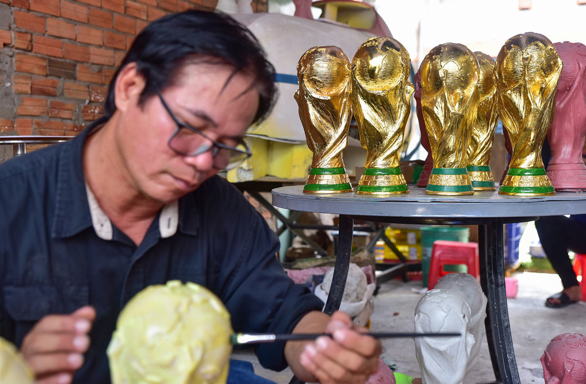 Ông Tám cho biết, cơ duyên ông làm cúp vàng xuất phát từ tình yêu bóng đá, đặc biệt là World Cup. Bản thân là người làm mỹ thuật, đối với ông, cúp vàng FIFA là một tác phẩm điêu khắc rất đặc biệt nên ông có tình cảm với nó. “Tôi thấy người Việt Nam mình rất yêu bóng đá, vì thế tôi làm những chiếc cúp này để phục vụ người hâm mộ thoả đam mê, nhất là World Cup”, ông chia sẻ.