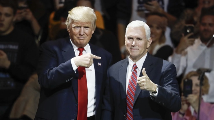 Ông Pence (phải) là Phó Tổng thống Mỹ khi ông Trump còn là Tổng thống.