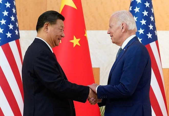 Tổng thống Mỹ Joe Biden (phải) và Chủ tịch Trung Quốc Tập Cận Bình gặp nhau chiều 14-11 ở Bali (Indonesia), bên lề kỳ hội nghị thượng đỉnh G20. Ảnh: REUTERS