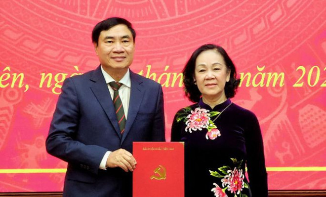 Trưởng ban Tổ chức Trung ương Trương Thị Mai trao quyết định cho ông Trần Quốc Cường. Ảnh: LĐO