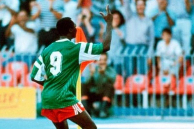 Roger Milla treo giày nhưng nghe lời khuyên của tổng thống đã trở lại đội tuyển ở tuổi 39 và nổi tiếng với màn ăn mừng lắc mông mỗi khi ghi bàn. Ảnh: GETTY IMAGES