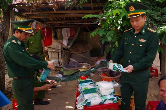 20 gói tinh thể màu trắng nghi là ma túy trôi dạt vào bờ biển Quảng Nam