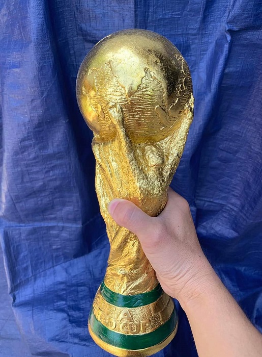 Bản sao của cúp vàng World Cup được bán tại Việt Nam với giá chỉ từ 70 nghìn đồng/chiếc.