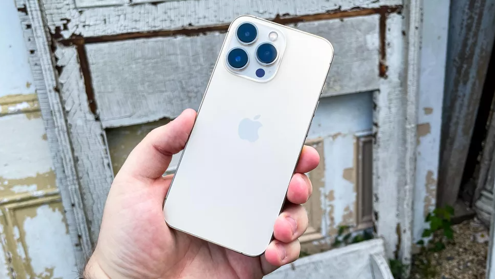 iPhone 13 Pro có tới 3 camera sau.