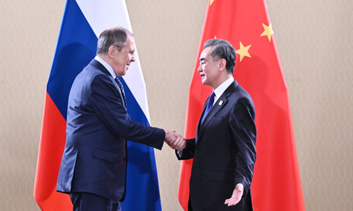 Ngoại trưởng Nga Sergey Lavrov và người đồng cấp Trung Quốc Vương Nghị có cuộc gặp ngày 15/11 tại Bali, Indonesia. Ảnh: fmprc