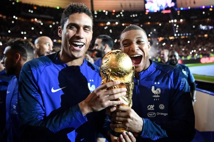 Varane cố gắng thuyết phục Mbappe theo chân mình đến MU?