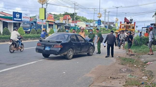 Công an khám nghiệm hiện trường vụ xe biển xanh gây tai nạn