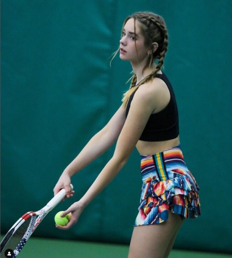 Makenzie Raine sinh năm 2005 tại Florida, Hoa Kỳ. Cô là vận động viên quần vợt cũng như người nổi tiếng trên mạng xã hội. 
