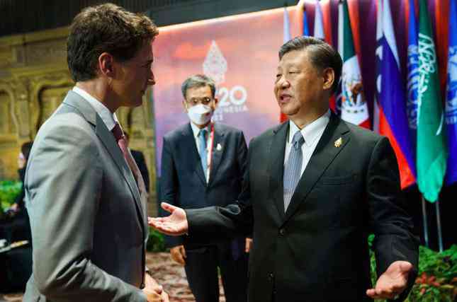 Chủ tịch Trung Quốc Tập Cận Bình và Thủ tướng Canada Justin Trudeau trong cuộc trao đổi ở Bali