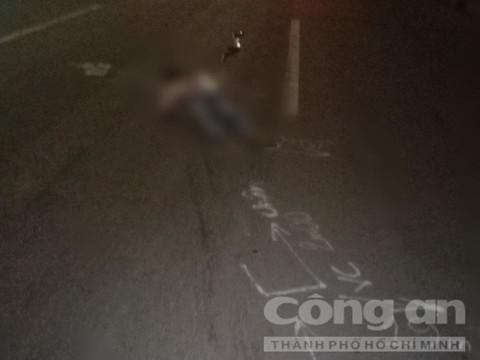 Thanh niên nằm chết trong làn ôtô, chiếc xe máy cách đó 1 cây số - hình ảnh 1