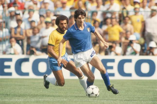 Paolo Rossi tung hoành trước Brazil. (Ảnh: Getty Images)