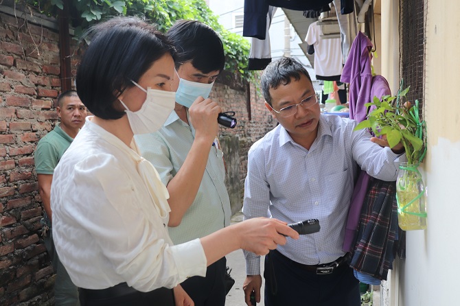 Đoàn công tác của Sở Y tế Hà Nội kiểm tra dụng cụ chứa nước, nguy cơ muỗi đẻ trứng gây dịch bệnh sốt xuất huyết.