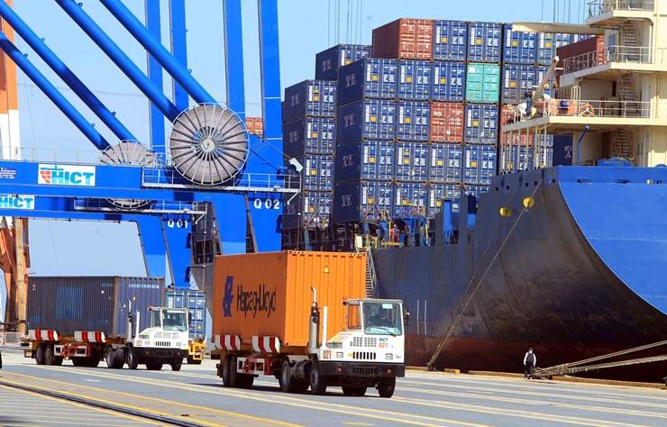 Hiện, cảng Hải Phòng có khả năng tiếp nhận khoảng 10 triệu tấn/năm, trong đó, chi nhánh Cảng Hoàng Diệu chiếm gần 60% lượng hàng hóa bốc xếp.
