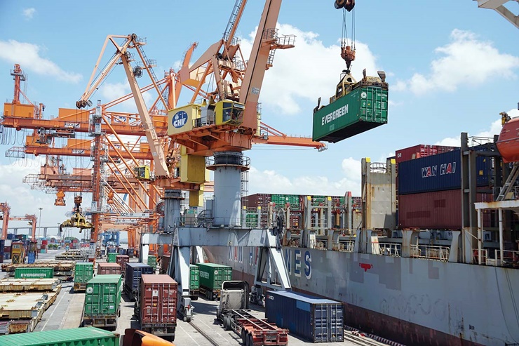 Năm 2021, Cảng Hải Phòng đã hoàn thành vượt mức kế hoạch, trong đó, sản lượng hàng hóa thông qua đạt hơn 38 triệu tấn, tăng 7,6%. Doanh thu hợp nhất năm 2021 của cảng Hải Phòng đạt hơn 2.400 tỷ đồng.
