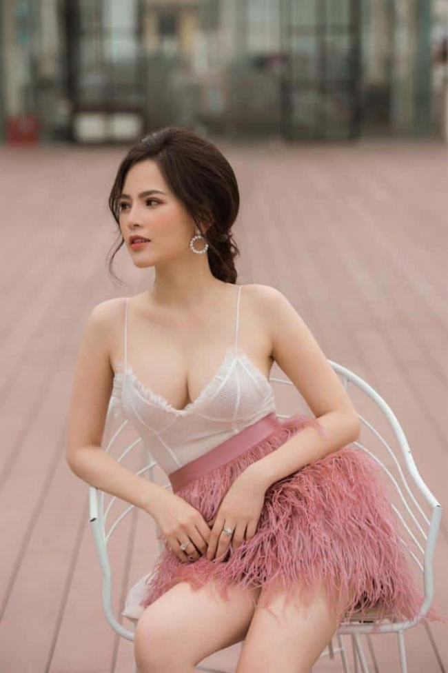 Đặc biệt, nổi tiếng là mỹ nhân có vòng 1 lý tưởng nhất nhì showbiz Việt, cô nàng chuộng váy áp cúp ngực, đầm hai dây xẻ sâu hút khoe đặc điểm hình thể này.
