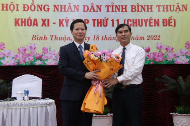 Bí thư Tỉnh ủy Bình Thuận tặng hoa chúc mừng tân Chủ tịch UBND tỉnh Đoàn Anh Dũng (trái)