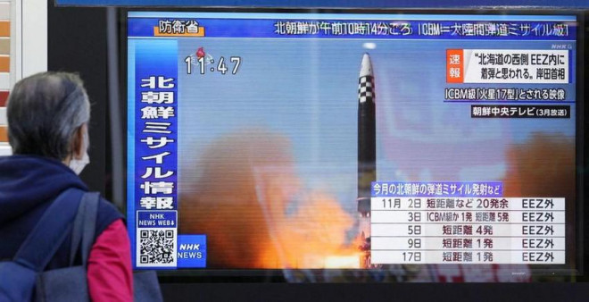 Người dân thủ đô Tokyo (Nhật) xem bản tin về vụ phóng tên lửa của Triều Tiên ngày 18-11. Ảnh: REUTERS
