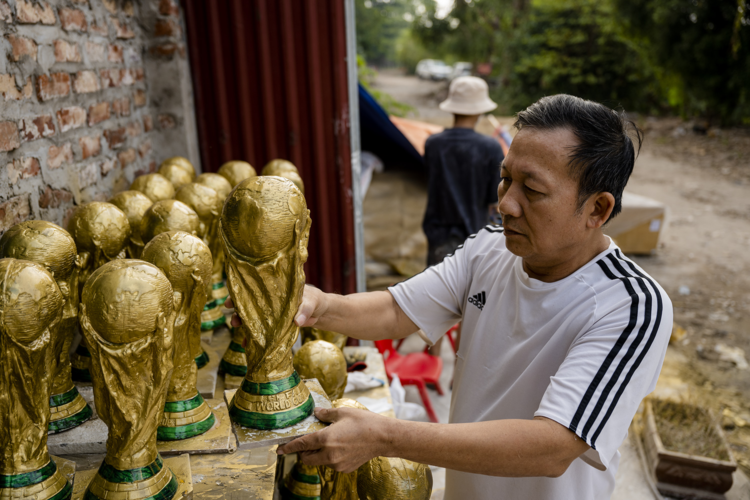 Bất ngờ với &#34;cúp vàng&#34; World Cup 2022 “made in Vietnam” giống y như thật - 1