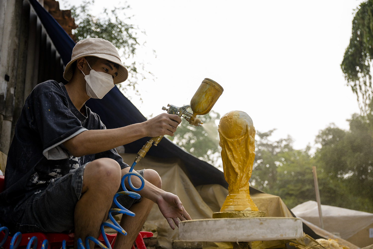 Bất ngờ với &#34;cúp vàng&#34; World Cup 2022 “made in Vietnam” giống y như thật - 14